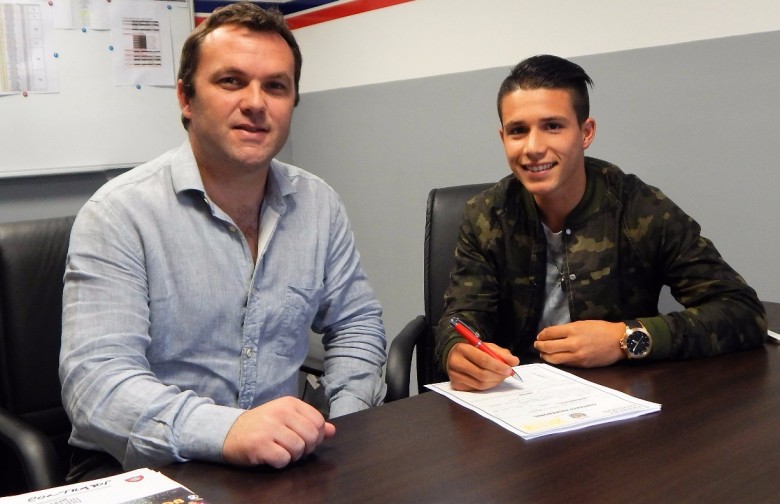 Julián Palacios firmó su primer contrato